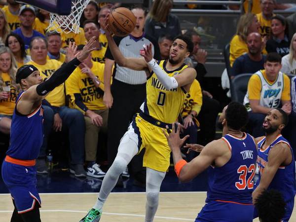 Tyrese Haliburton (tengah) membukukan triple-double saat Indiana Pacers menang 130-121 atas New York Knicks pada Game 4 final Wilayah Timur pada Selasa (27/5) malam. (Foto: AP)