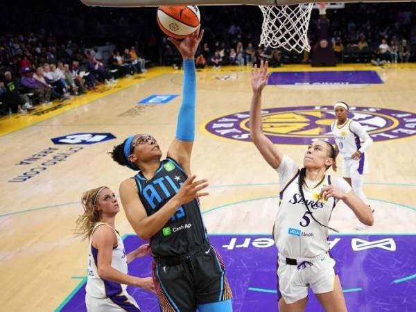 Allisha Gray (kiri) mencetak 25 poin saat tim tamu Atlanta Dream meraih kemenangan 88-82 atas Los Angeles Sparks pada Selasa (27/5). (Foto: AP)
