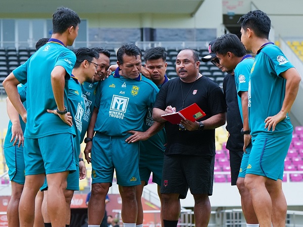 Pelatih Malut United FC, Imran Nahumarury memimpin latihan timnya