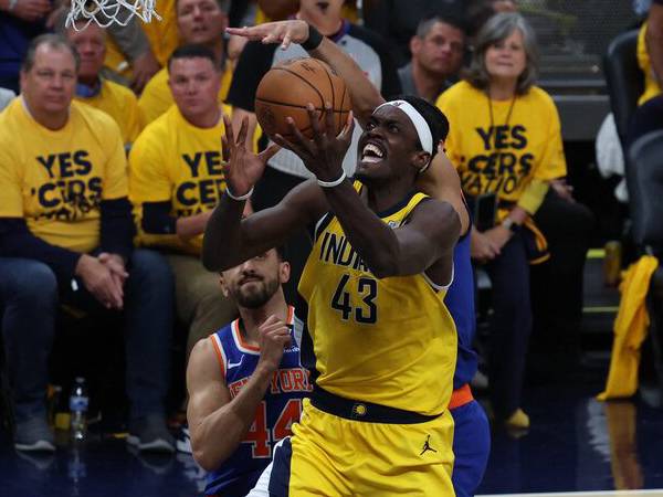 Bintang Indiana Pacers Pascal Siakam (kanan) mencetak 30 poin di Game 4 versus Knicks. (Foto: AP)