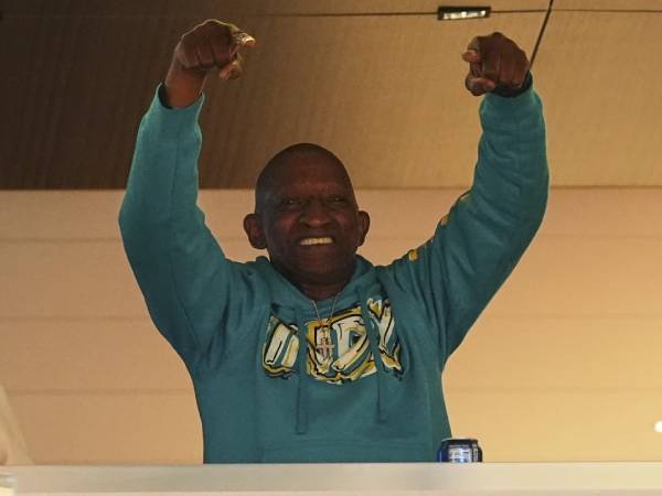 John Haliburton melakukan selebrasi saat menyaksikan duel Game 4 Pacers-Knicks di sebuah suite di dalam Gainbridge Fieldhouse. (Foto: AP)