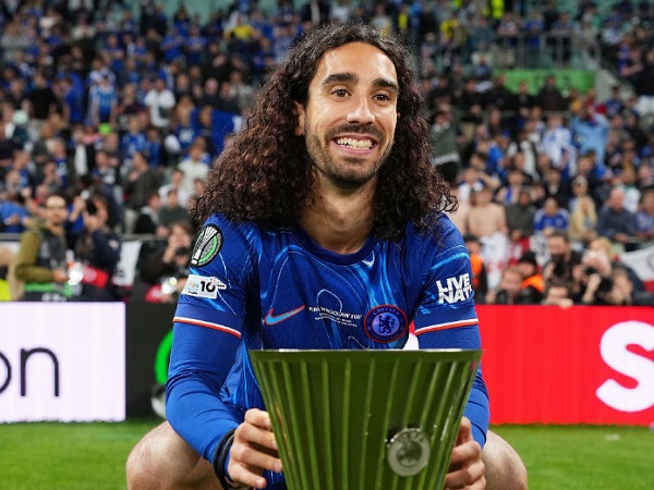 Marc Cucurella memamerkan trofi Conference League