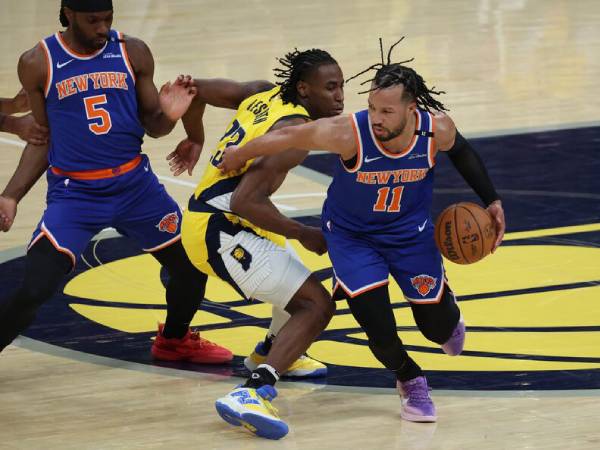Bintang New York Knicks Jalen Brunson (kanan) memimpin Knicks dengan 31 poin di Game 4 versus Pacers. (Foto: AP)