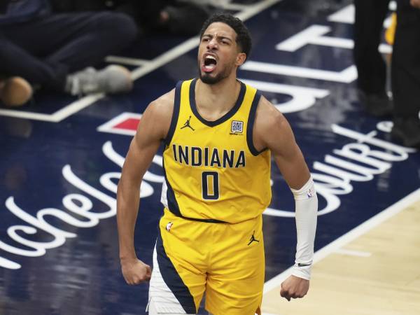 Bintang Pacers Tyrese Haliburton melakukan selebrasi di Game 4 versus Knicks. (Foto: AP)