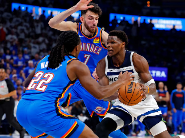 Anthony Edwards (kanan) ditahan di bawah 20 poin dalam tiga dari lima pertandingan final Wilayah Barat. (Foto: AP)