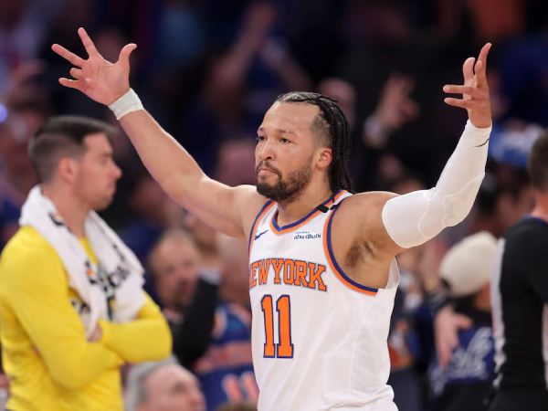 Jalen Brunson melakukan selebrasi setelah New York Knicks memenangkan Game 5 versus Indiana Pacers di MSG. (Foto: AP)