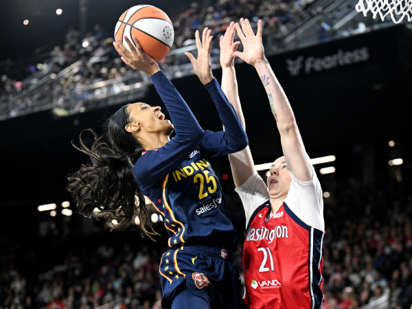 DeWanna Bonner (kiri) memimpin Indiana Fever dengan 21 poin dalam pertandingan pertama tim tanpa Caitlin Clark. (Foto: AP)