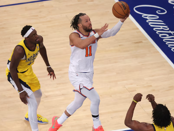 Jalen Brunson (kanan) mencetak 32 poin saat New York Knicks mengalahkan Indiana Pacers 111–94 di Game 5 final Wilayah Timur pada Kamis (29/5) malam.