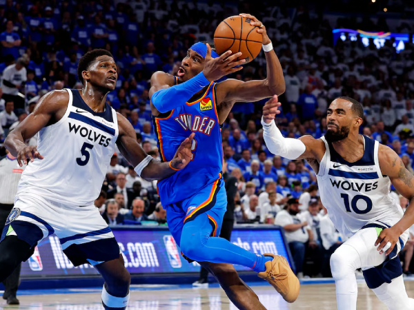Shai Gilgeous-Alexander (tengah) mencetak 34 poin saat Oklahoma City Thunder meraih kemenangan 124-94 atas Minnesota Timberwolves di Game 5 final Wilayah Barat pada Rabu (28/5) malam. (Foto: AP)