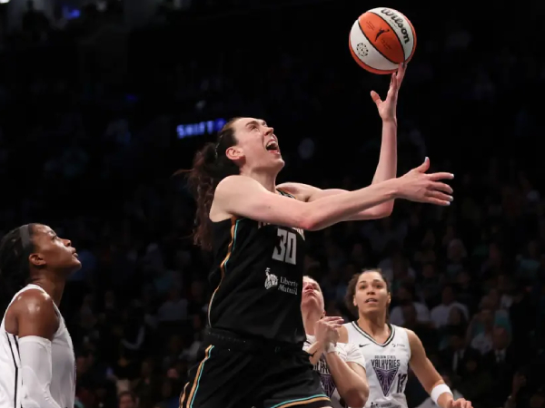 Breanna Stewart (kanan) mencetak 27 poin saat New York Liberty meraih kemenangan 82-77 atas Golden State Valkyries di Brooklyn pada Kamis (29/5). (Foto: AP)