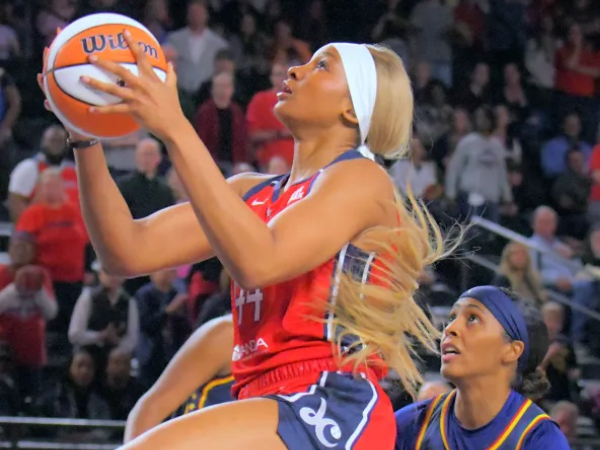 Kiki Iriafen (kiri) mencetak 16 poin saat Washington Mystics mengalahkan tim tamu Indiana Fever 83-77 pada Rabu (28/5) malam di Baltimore. (Foto: AP)