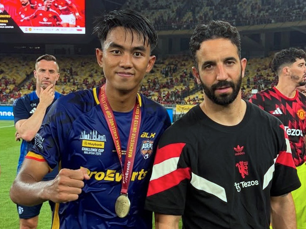 Kakang Rudianto berfoto dengan Pelatih Manchester United, Ruben Amorim