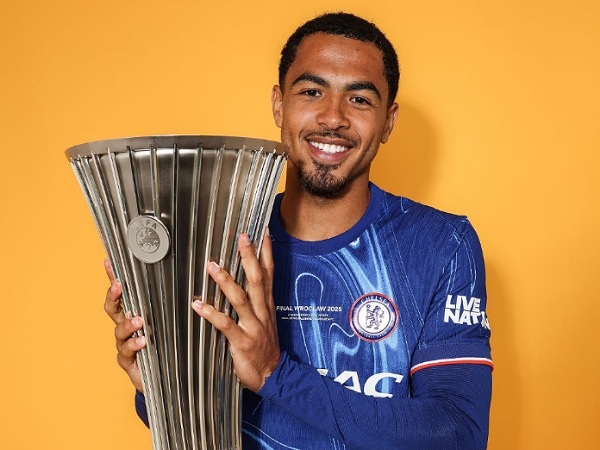 Levi Colwill membantu Chelsea mengangkat trofi Conference League