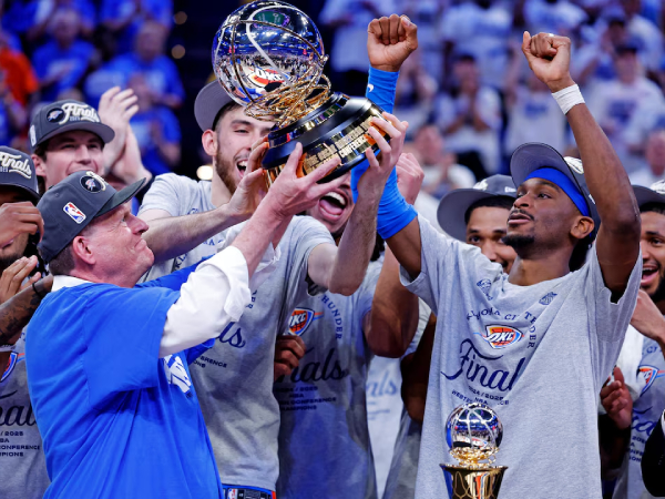 Presiden Oklahoma City Thunder Clay Bennett (kiri) beserta para pemain merayakan trofi juara Wilayah Barat. (Foto: AP)