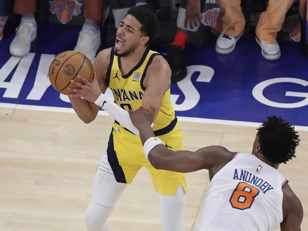 Tyrese Haliburton (kiri) hanya mencetak delapan poin, enam assist, dan dua rebound di Game 5 versus Knicks. (Foto: AP)
