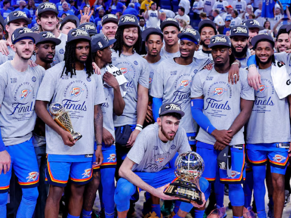 Para pemain Oklahoma City Thunder berpose untuk difoto setelah memastikan gelar juara Wilayah Barat. (Foto: AP)
