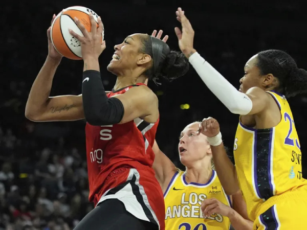 A'ja Wilson (kiri) mencetak 35 poin saat Las Vegas Aces meraih kemenangan kandang 96-81 atas Los Angeles Sparks pada Jumat (30/5). (Foto: AP)
