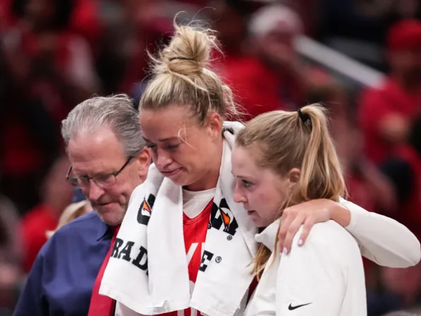 Pemain Indiana Fever Sophie Cunningham (tengah) dipapah keluar lapangan setelah mengalami cedera pergelangan kaki. (Foto: Indy Post)