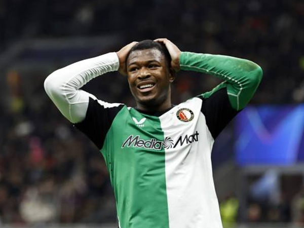 Aston Villa Dapatkan Zepiqueno Redmond dari Feyenoord