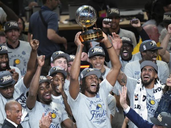 Indiana Pacers merayakan trofi Bob Cousy sebagai juara Wilayah Barat dan tiket menuju Final NBA. (Foto: AP)