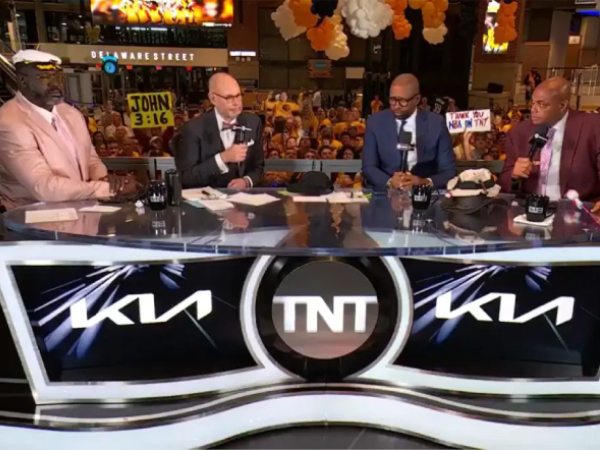 Kuarter “Inside the NBA”, yakni Shaquille O’Neal, Ernie Johnson, Kenny Smith, dan Charles Barkley, tampil terakhir kali di TNT pada Sabtu (31/5). (Foto: Youtube)
