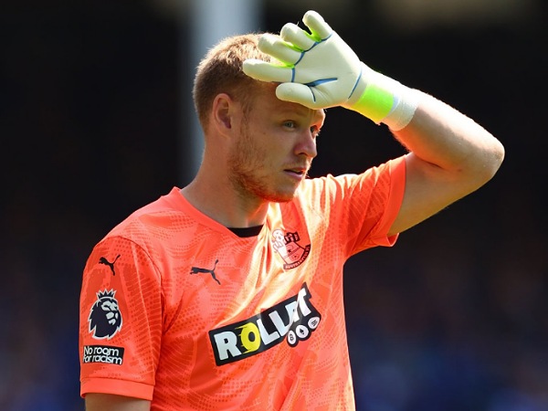 Leeds United membidik kiper Southampton, Aaron Ramsdale