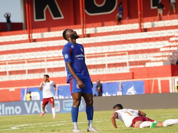 Penyerang Arema FC, Charles Lokolingoy hengkang ke klub K-League