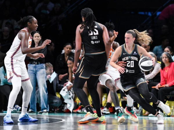 Sabrina Ionescu (kanan) mencetak 18 poin saat New York Liberty menang telak 100-52 atas Connecticut Sun pada Minggu (1/6). (Foto: AP)