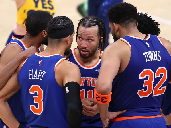 Jalen Brunson (tengah) menjadi pemimpin di tim New York Knicks musim ini. (Foto: AP)