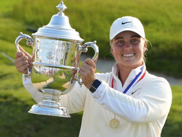 Maja Stark berpose dengan trofi U.S. Women's Open. (Foto: Golf Digest)