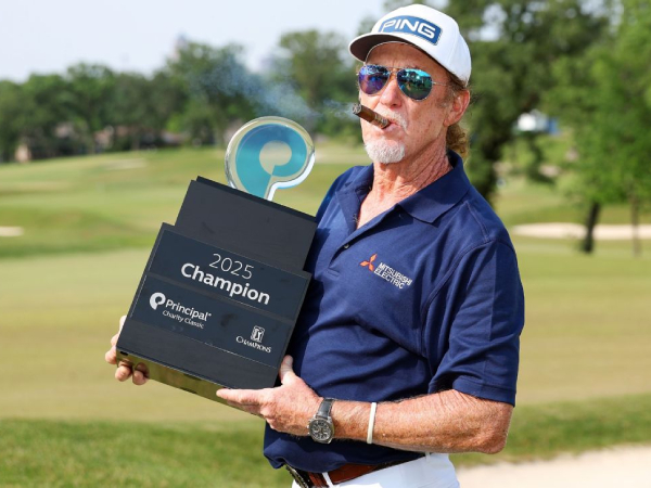 Miguel Angel Jimenez berpose dengan trofi Principal Charity Classic. (Foto: Golf Digest)