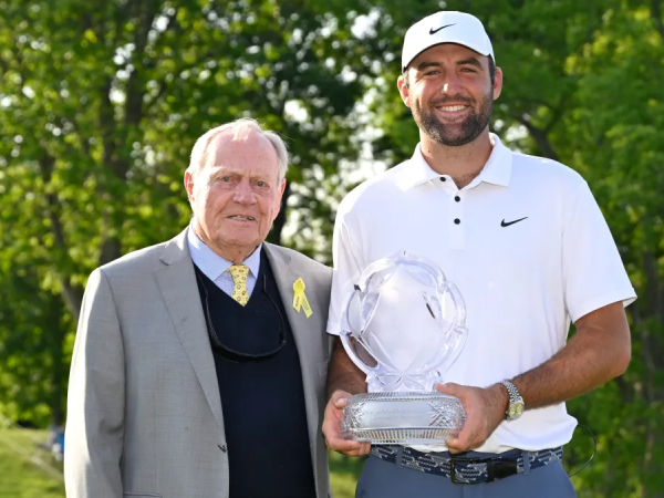 Scottie Scheffler (kanan) berpose dengan trofi Memorial Tournament bersama Jack Nicklaus, tuan rumah turnamen. (Foto: Golf Digest)