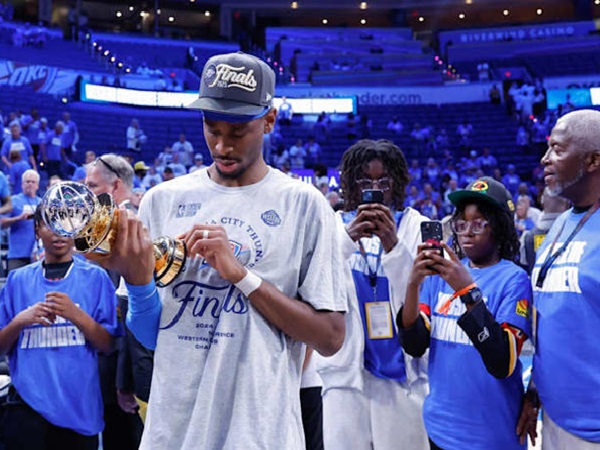 Shai Gilgeous-Alexander Resmi Terima Penghargaan MVP Pertamanya