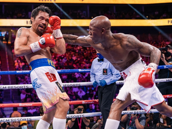 Dalam kekalahan angka mutlak dari Yordenis Ugas pada 2021, Manny Pacquiao (kiri) yang berusia 42 tahun terlihat jauh lebih lambat. (Foto: Fight TV)