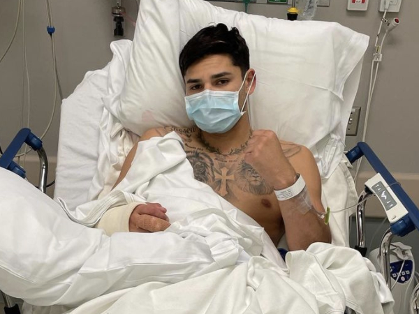 Ryan Garcia berpose di ranjang rumah sakit setelah menjalani operasi di tangan kanannya. (Foto: Fight TV)