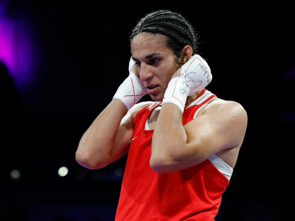 Imane Khelif dilarang berkompetisi di semua acara World Boxing lainnya sampai ia menjalani dan lulus pemeriksaan genetik yang disyaratkan. (Foto: AP)