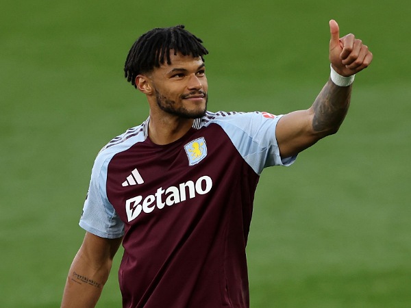 Bek senior Aston Villa, Tyrone Mings