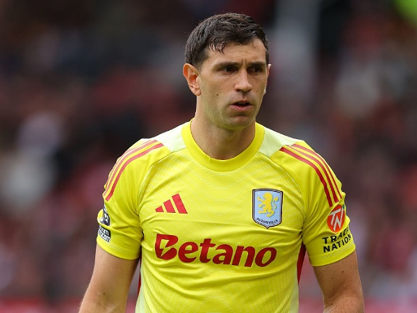 Emiliano Martinez tampaknya menuju pintu keluar dari Aston Villa