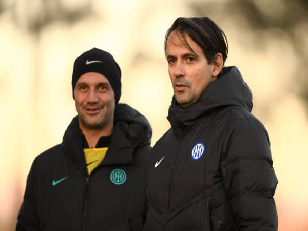 Inter Milan kini beralih membidik Cristian Chivu sebagai pelatih baru, menyusul penolakan Como 1907 melepas Cesc Fabregas / via Getty Images
