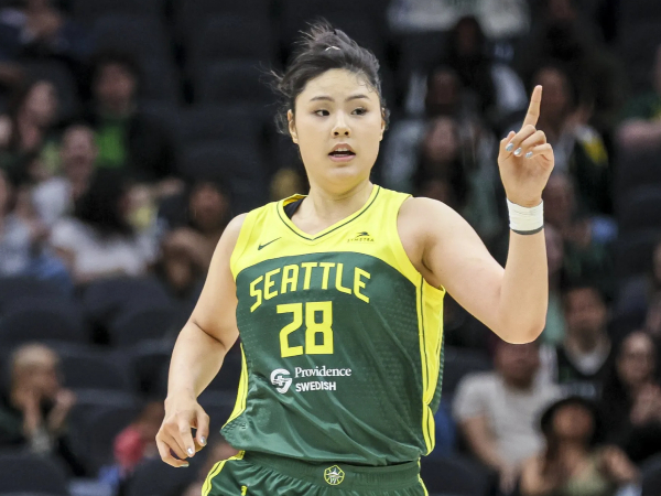 Li Yueru tampil di semua pertandingan Seattle musim ini, dengan rata-rata 2,9 poin, 1,6 rebound, dan 9,1 menit per pertandingan. (Foto: AP)