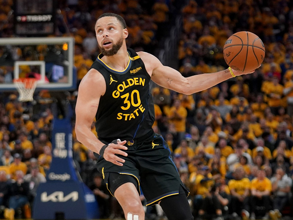 Stephen Curry tertantang untuk jadi pemilik tim NBA seperti Michael Jordan.