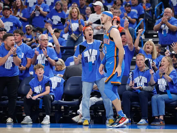Thunder tidak hanya menang di kandang; mereka mendominasi, berkat dukungan penuh dari penggemar mereka. (Foto: AP)