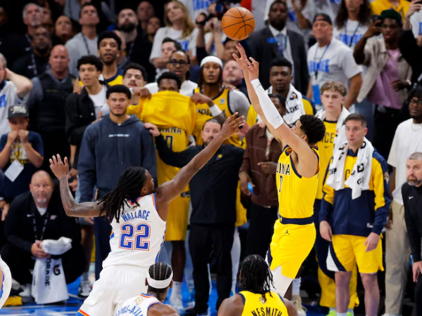 Tyrese Haliburton melesakkan tembakan pull-up dari jarak 21 kaki di detik terakhir pada Kamis (5/6) saat Indiana Pacers menang 111-110 atas Oklahoma City Thunder di Game 1 Final NBA. (Foto: AP)
