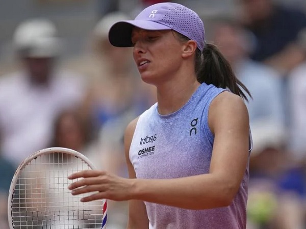 Iga Swiatek Bersikeras Tak Pusingkan Penurunan Peringkat Usai Kekalahan Di Paris