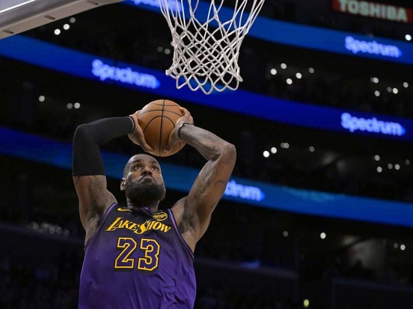 LeBron James salut dengan performa apik Alex Caruso.