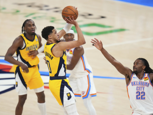 Tyrese Haliburton (kiri) melesakkan tembakan penentu kemenangan Pacers atas Thunder di Game 1 Final NBA. (Foto: AP)