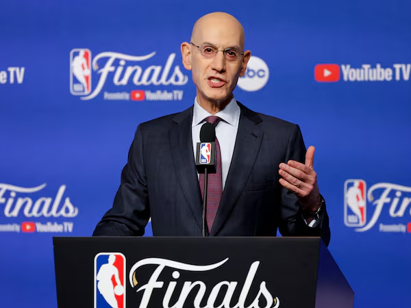 Adam Silver yakin para pemilik tim akan merekomendasikan untuk melanjutkan pembahasan resmi mengenai penambahan tim baru. (Foto: AP)