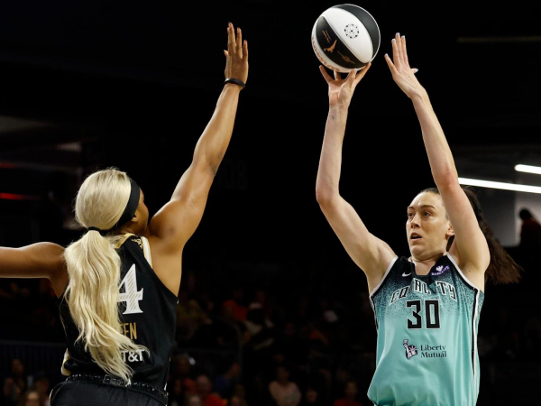 Breanna Stewart (kanan) mencetak 26 poin saat New York Liberty meraih kemenangan 86-78 atas tuan rumah Washington Mystics pada Kamis (5/6). (Foto: AP)