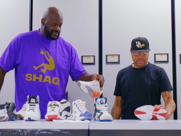 Shaq (kiri) dan Iverson dalam salah satu adegan di serial Netflix “Power Moves”. (Foto: Youtube)