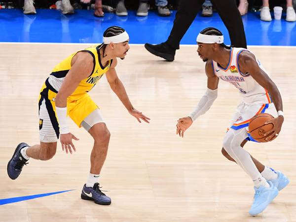 Dua rekan setim di timnas Kanada, Shai Gilgeous-Alexander (kanan) dan Andrew Nembhard, saling berhadapan di Final NBA 2025. (Foto: AP)